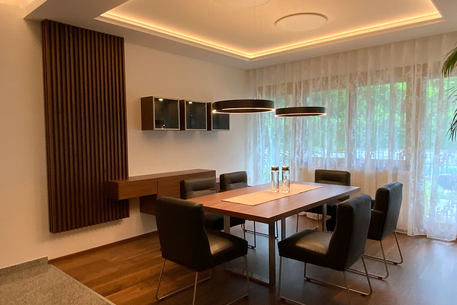 Esszimmer mit Esstisch und Designer-Stühlen
